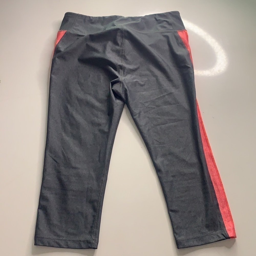 Under Armor Fitted Cropped Performance Legging Me… - image 2